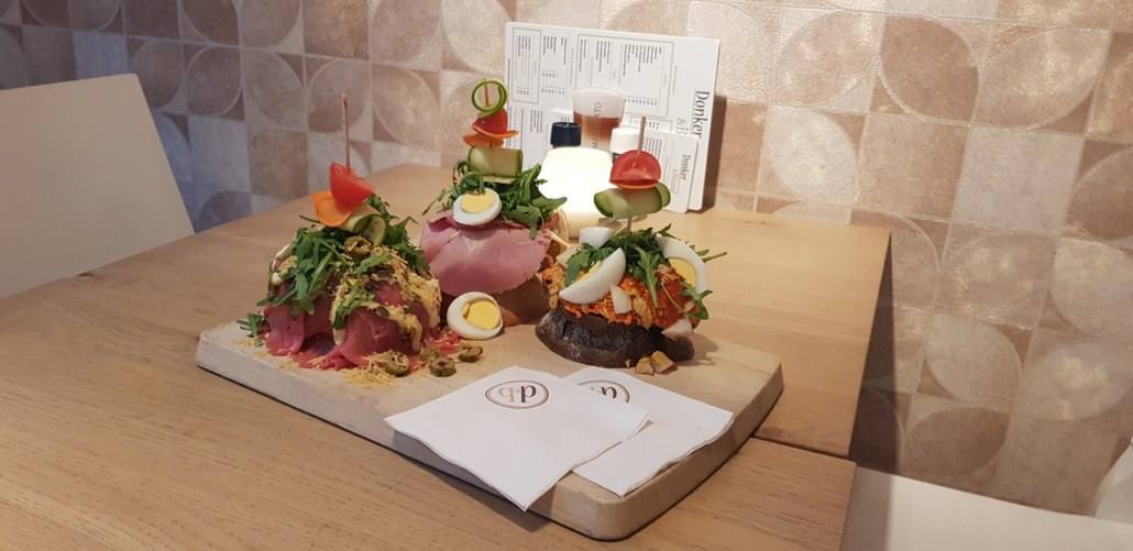 Plank met drie luxe belegde broodjes