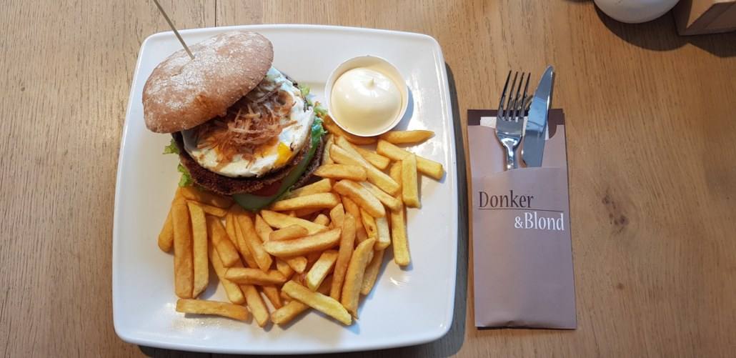 De Donker & Blond burger met spiegelei en friet