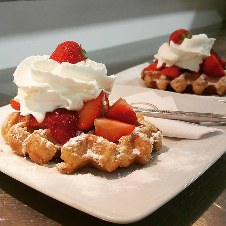 Wafel met aardbeien en slagroom