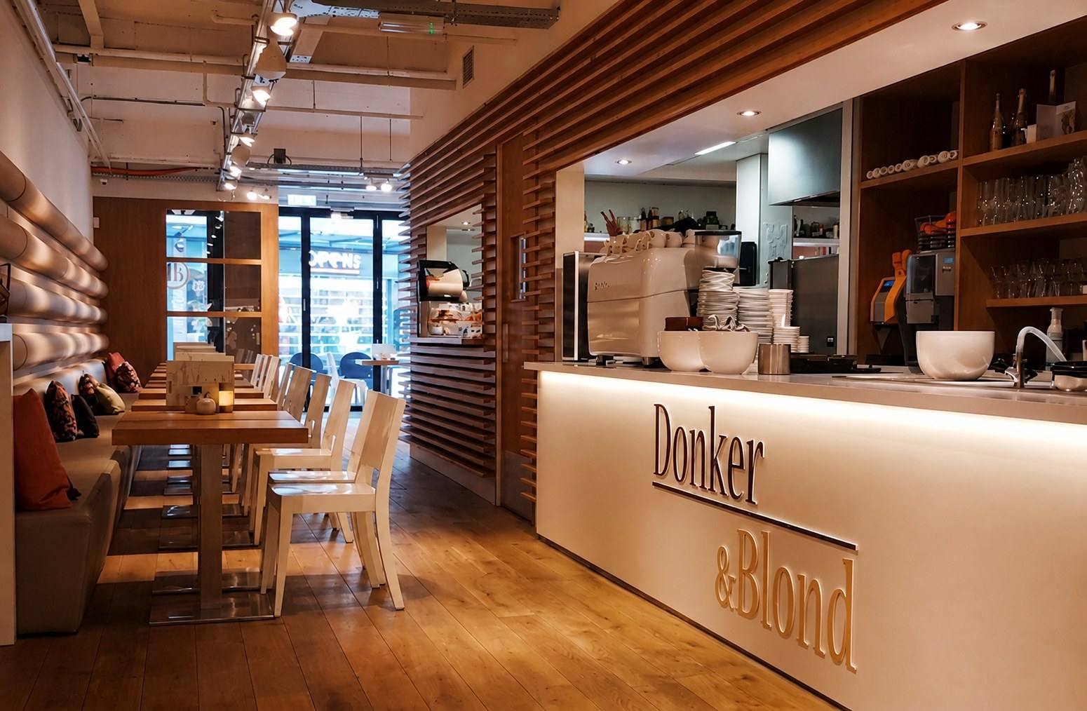 De bar van Donker & Blond met het logo op de toonbank