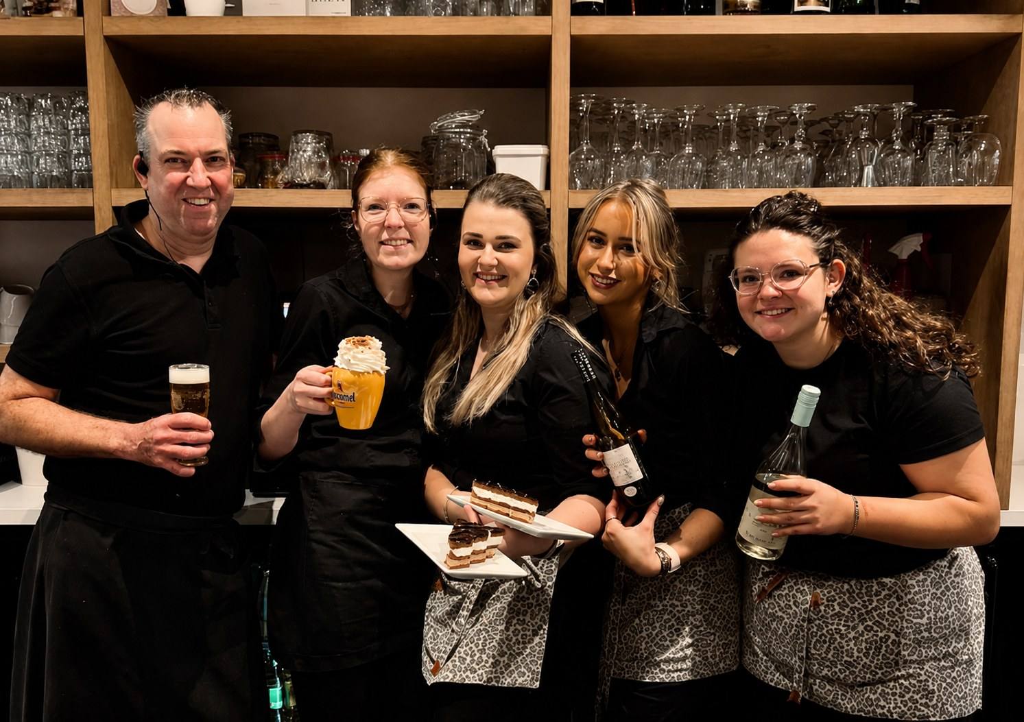 Het team van Donker & Blond achter de bar, met bier, koffie en gebak